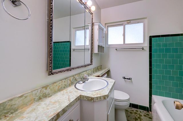 433 W Robinson Avenue, Fresno, CA 93705