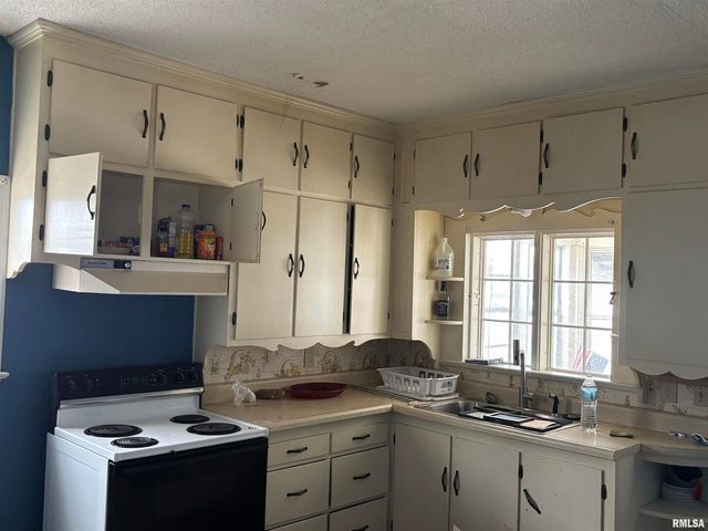 2225 PERSHING Boulevard, Clinton, IA 52732