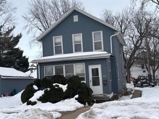 2225 PERSHING Boulevard, Clinton, IA 52732