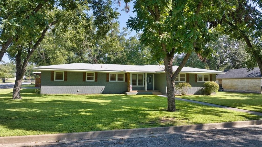 604 W 15th Street, Brady, TX 76825