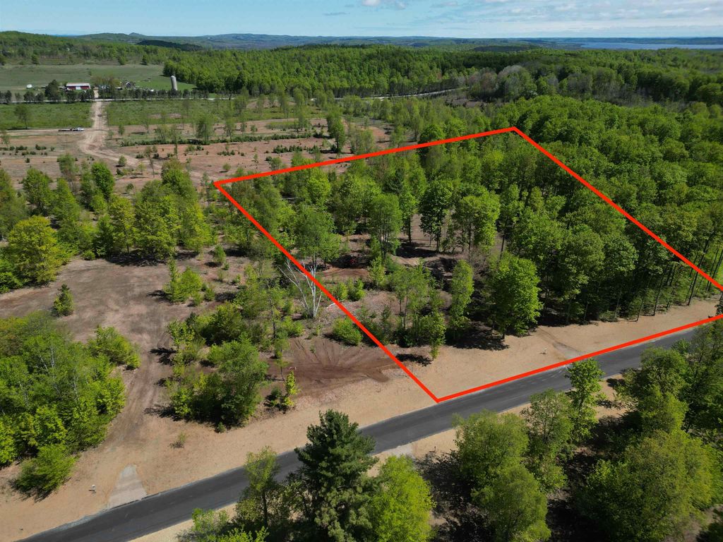 1155 E Solaris Way, Kasson Twp, MI 49664