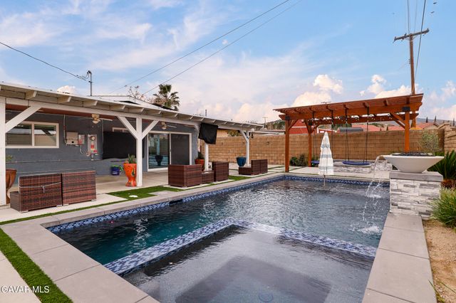 38841 Foxholm Drive, Palmdale, CA 93551