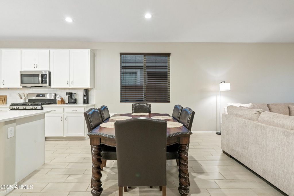 Image 10 of property listing at 17829 W RED FOX Road, Surprise, AZ 85387