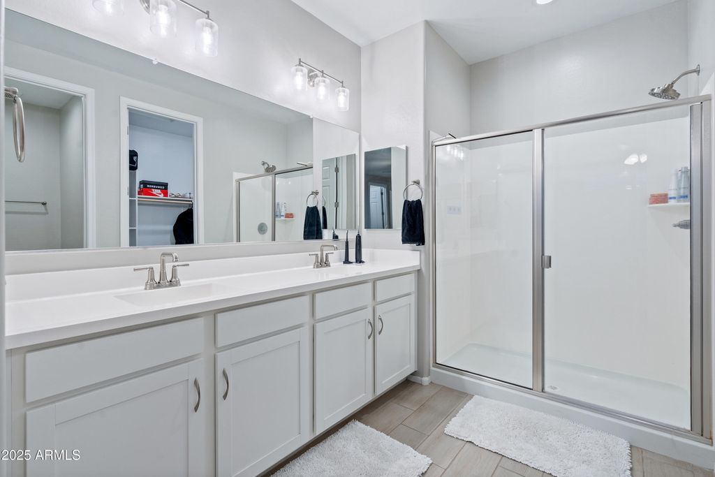 Image 12 of property listing at 17829 W RED FOX Road, Surprise, AZ 85387