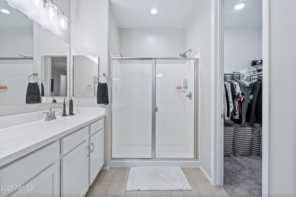 Image 13 of property listing at 17829 W RED FOX Road, Surprise, AZ 85387