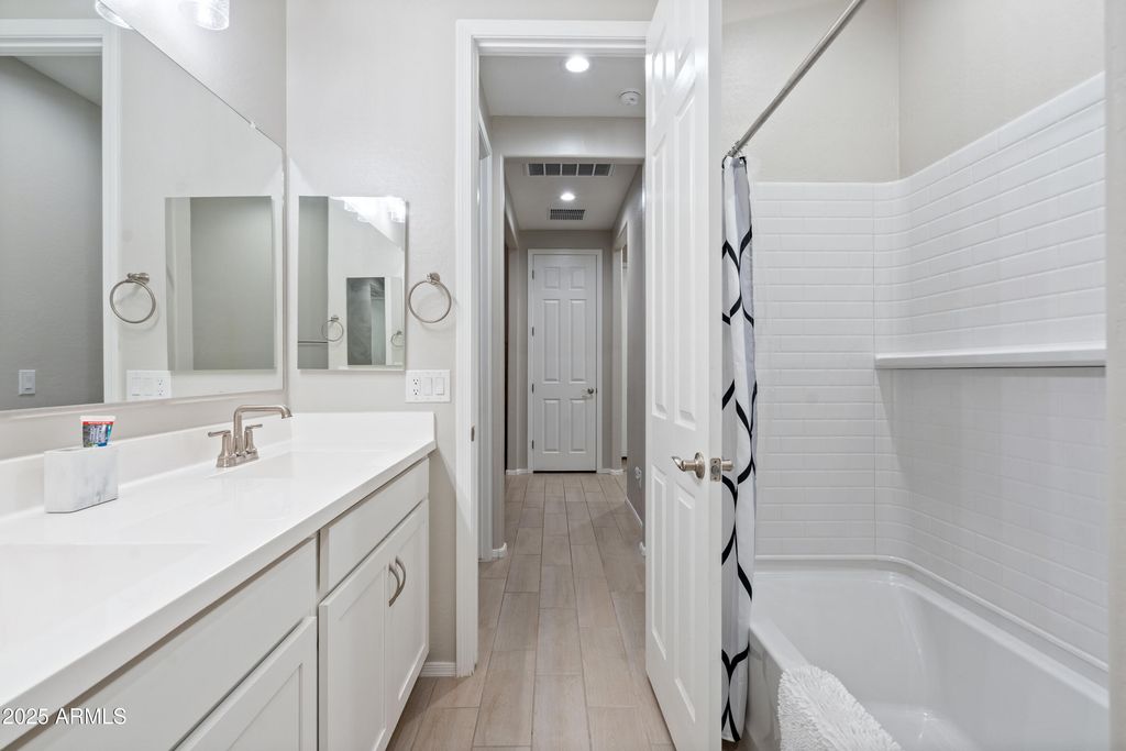 Image 18 of property listing at 17829 W RED FOX Road, Surprise, AZ 85387