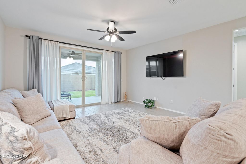 Image 4 of property listing at 17829 W RED FOX Road, Surprise, AZ 85387