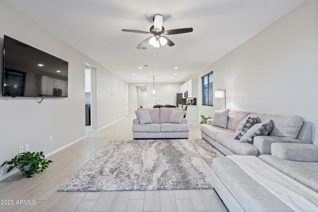 Image 5 of property listing at 17829 W RED FOX Road, Surprise, AZ 85387