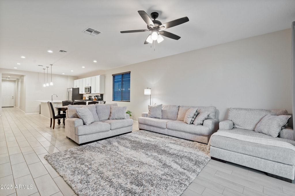 Image 6 of property listing at 17829 W RED FOX Road, Surprise, AZ 85387