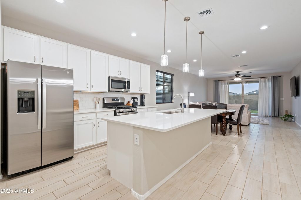 Image 7 of property listing at 17829 W RED FOX Road, Surprise, AZ 85387