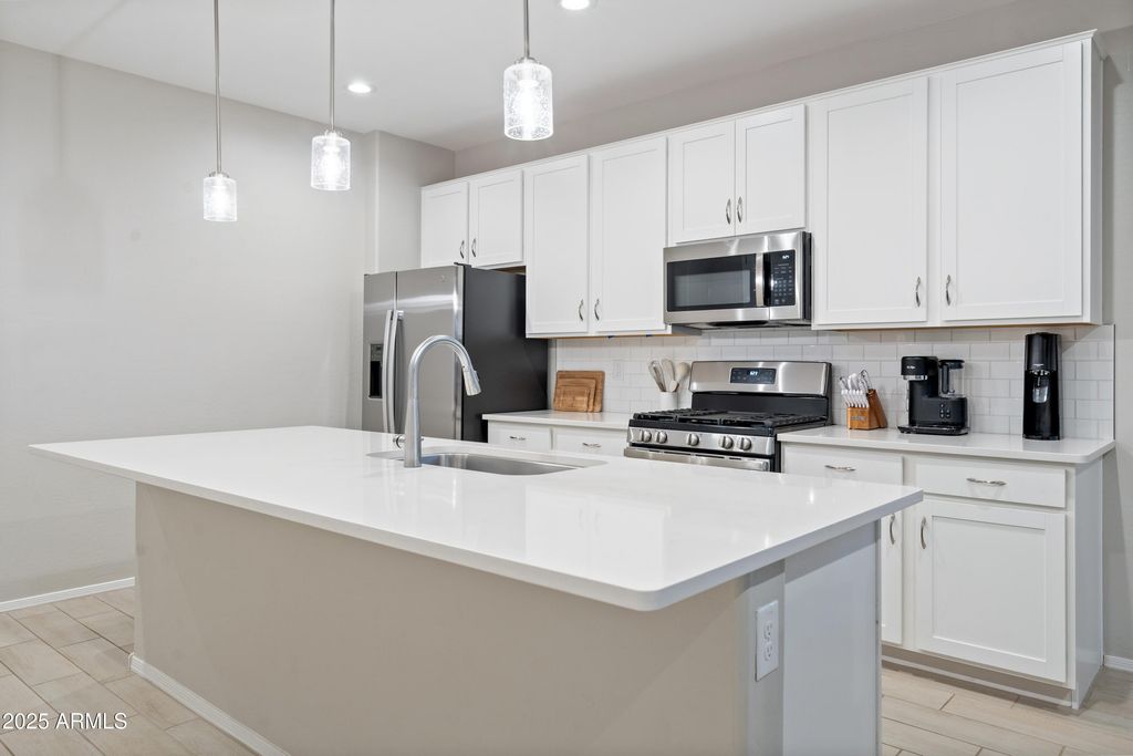 Image 8 of property listing at 17829 W RED FOX Road, Surprise, AZ 85387