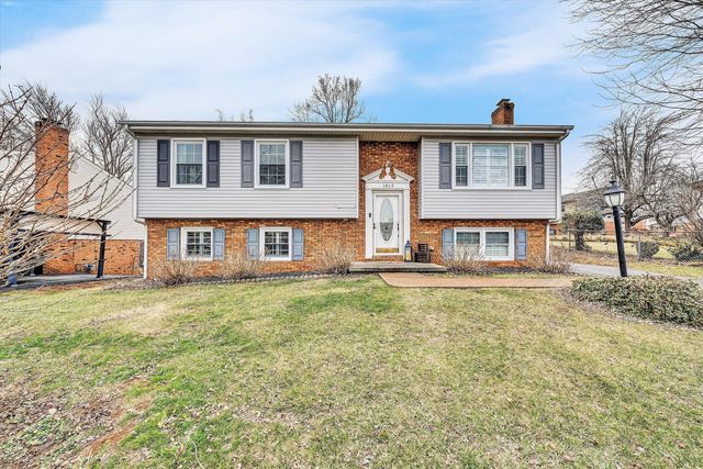 1813 Cambridge DR, Vinton, VA 24179