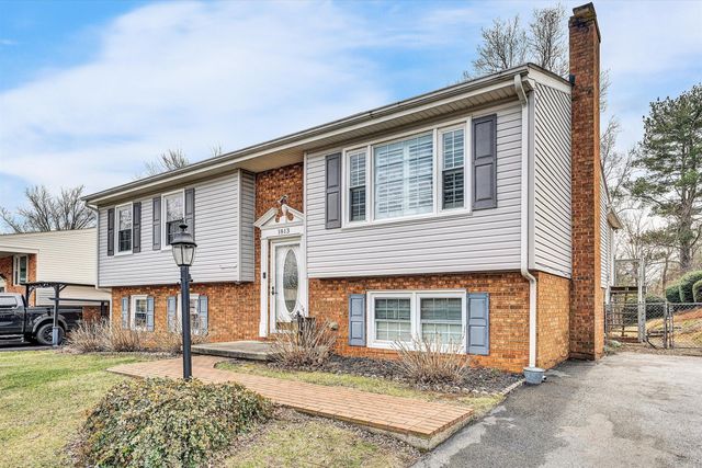 1813 Cambridge DR, Vinton, VA 24179