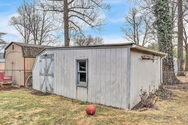 1813 Cambridge DR, Vinton, VA 24179