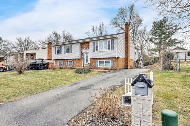 1813 Cambridge DR, Vinton, VA 24179