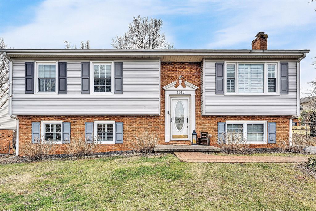 1813 Cambridge DR, Vinton, VA 24179