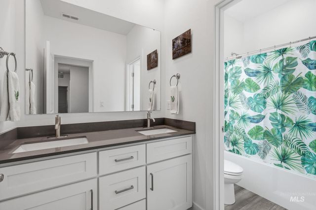 5480 E Bridal Veil Falls, Nampa, ID 83686