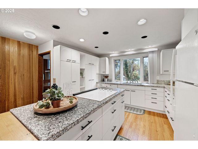 4856 MAHALO Dr, Eugene, OR 97405