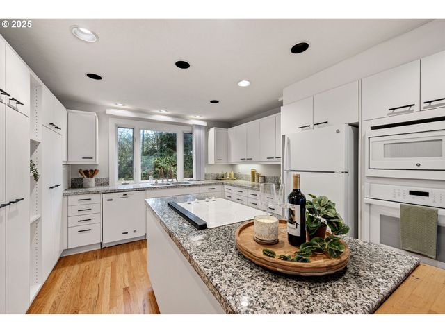 4856 MAHALO Dr, Eugene, OR 97405