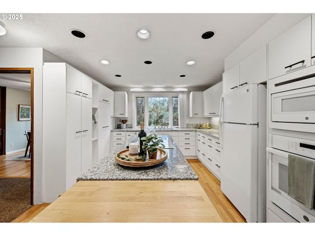 4856 MAHALO Dr, Eugene, OR 97405