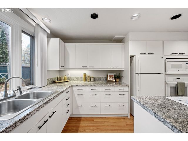 4856 MAHALO Dr, Eugene, OR 97405