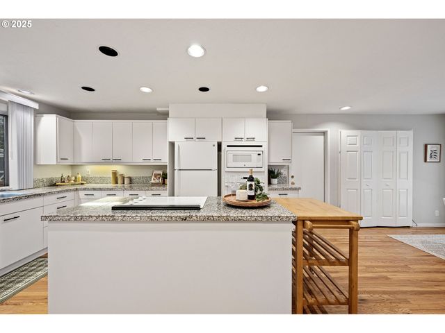 4856 MAHALO Dr, Eugene, OR 97405