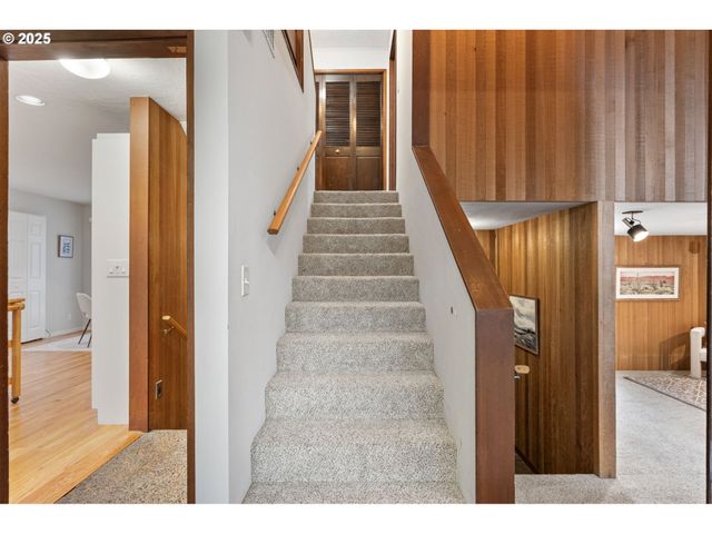 4856 MAHALO Dr, Eugene, OR 97405