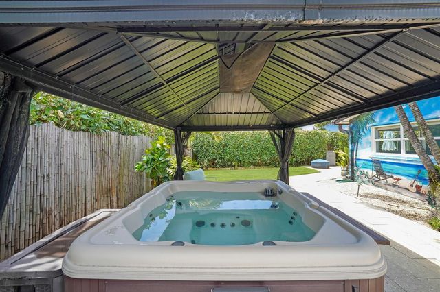 330 NE 48th Street, Oakland Park, FL 33334