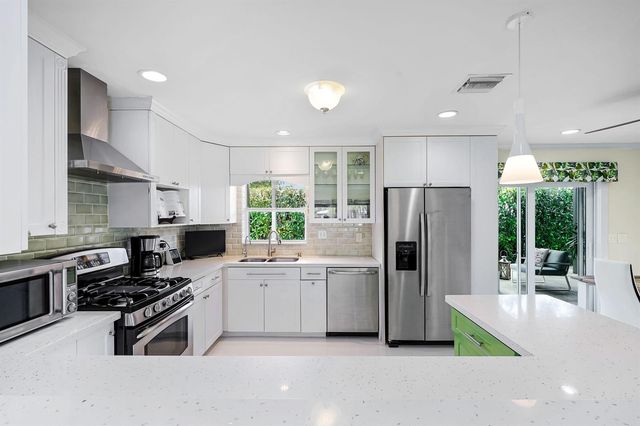 330 NE 48th Street, Oakland Park, FL 33334