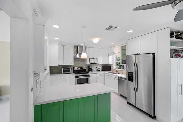 330 NE 48th Street, Oakland Park, FL 33334