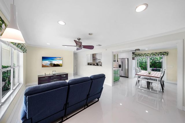 330 NE 48th Street, Oakland Park, FL 33334
