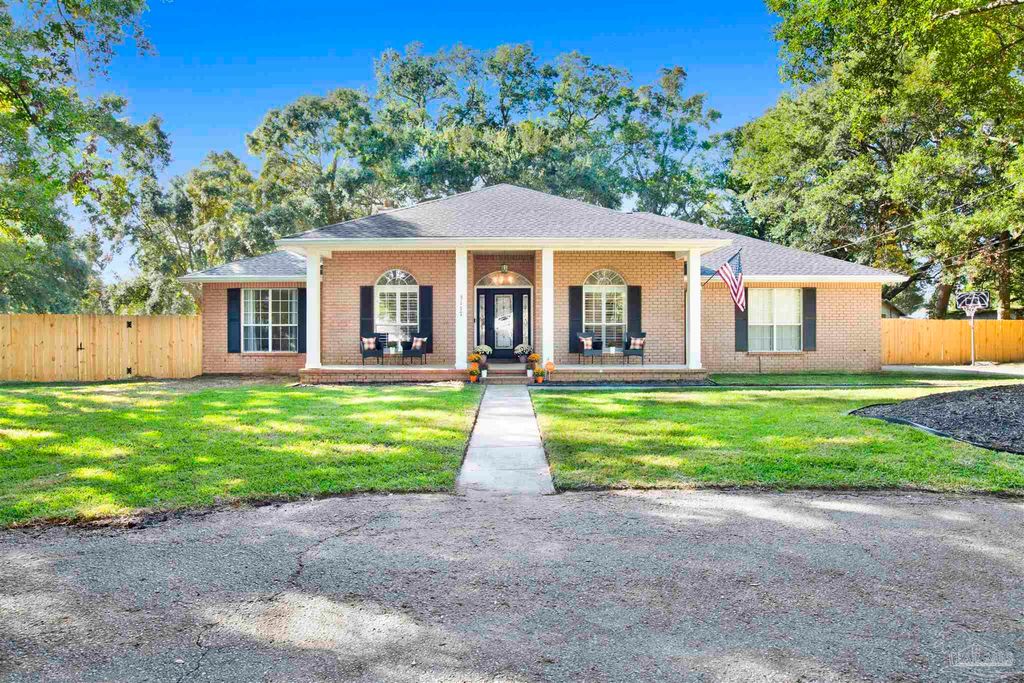 3137 Runnymede Rd, Pensacola, FL 32504