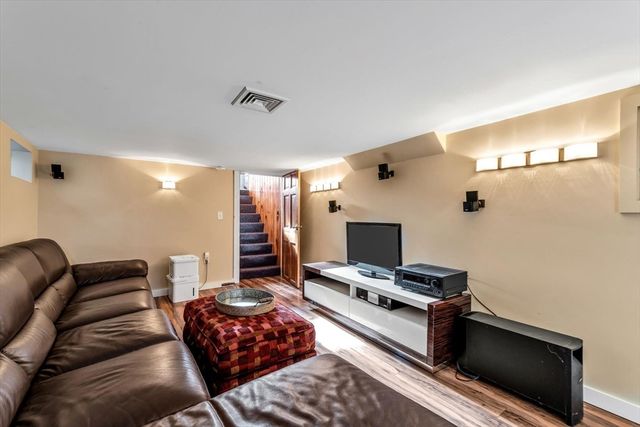 19 Pine Rock Rd, Falmouth, MA 02536