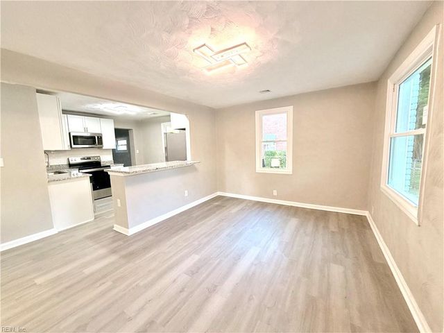 7 N Colin DR, Portsmouth, VA 23701