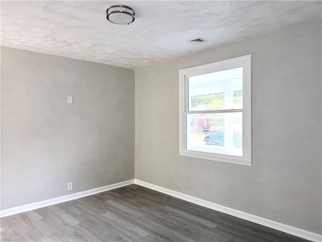 7 N Colin DR, Portsmouth, VA 23701