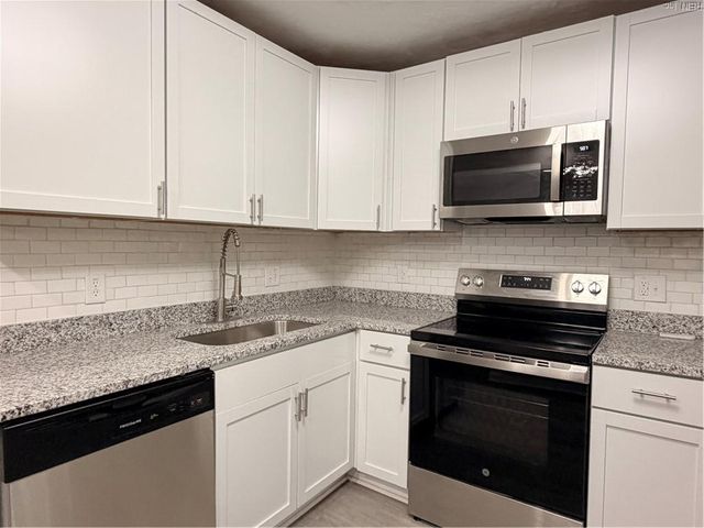 7 N Colin DR, Portsmouth, VA 23701