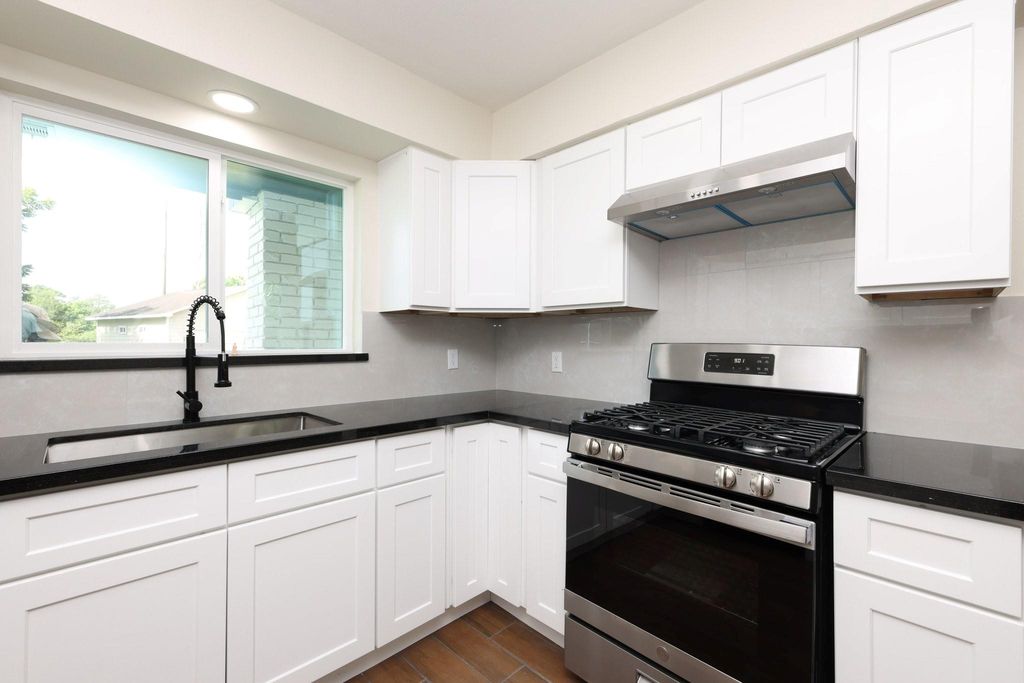 9015 Vinearbor Street, Houston, TX 77033