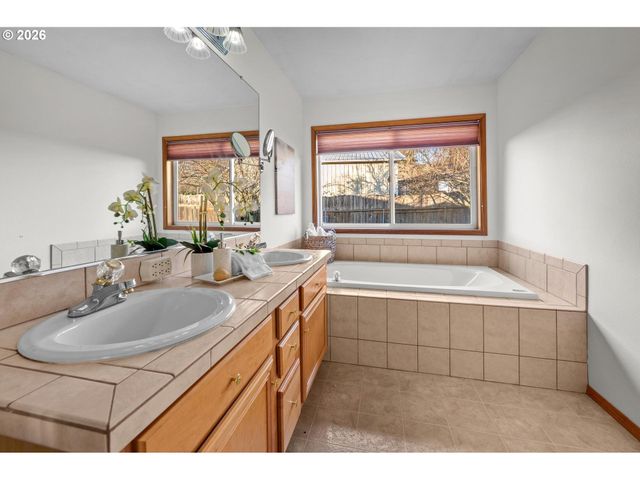 1492 Se 49TH Ct, Hillsboro, OR 97123