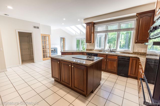 2855 Cranbrook Ridge Court, Oakland Charter Township, MI 48306