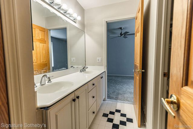 2855 Cranbrook Ridge Court, Oakland Charter Township, MI 48306