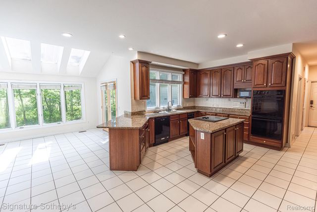 2855 Cranbrook Ridge Court, Oakland Charter Township, MI 48306