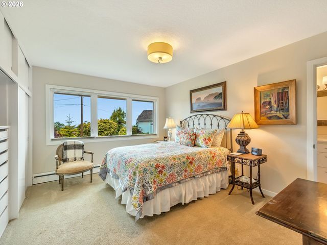361 HILLTOP Dr, Seaside, OR 97138
