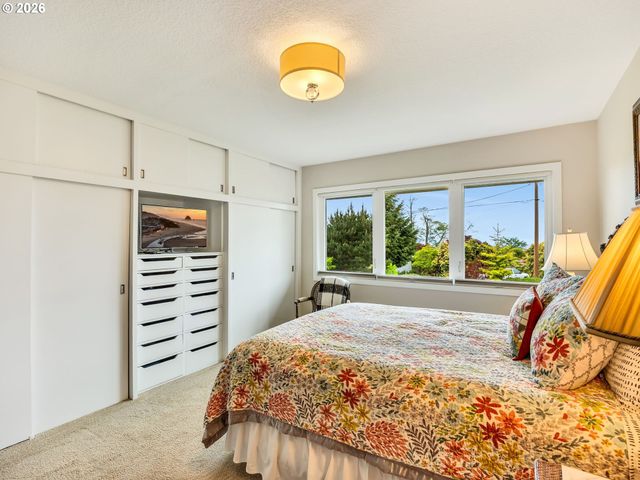 361 HILLTOP Dr, Seaside, OR 97138