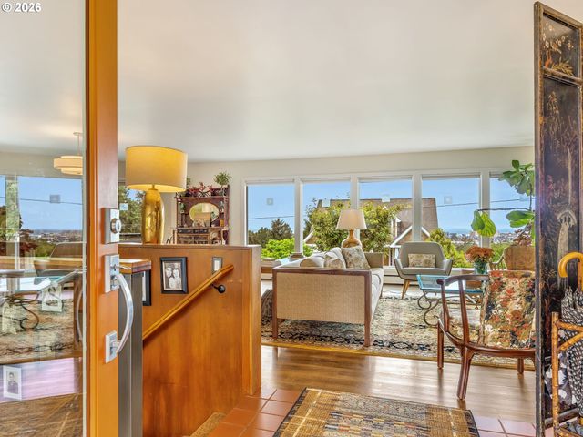 361 HILLTOP Dr, Seaside, OR 97138