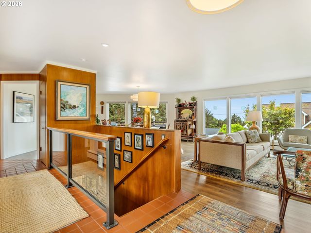 361 HILLTOP Dr, Seaside, OR 97138