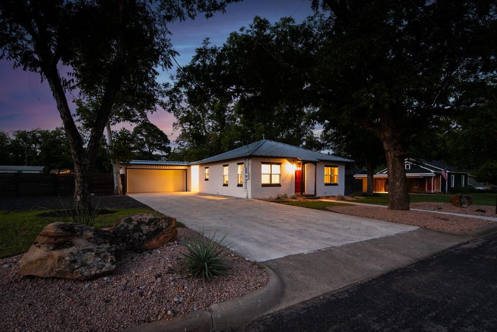 318 W Hackberry ST, Fredericksburg, TX 78624