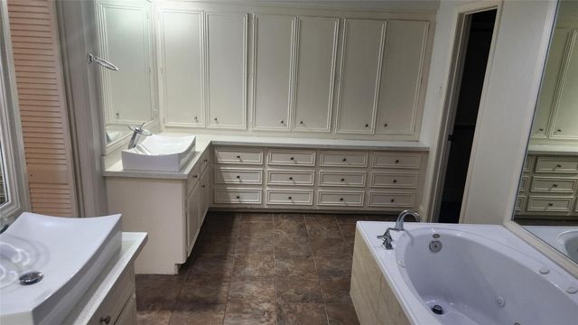 2127 Manor Green Drive, Houston, TX 77077