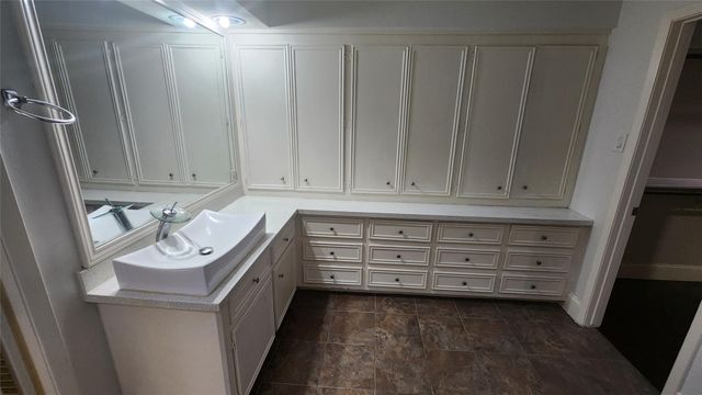 2127 Manor Green Drive, Houston, TX 77077