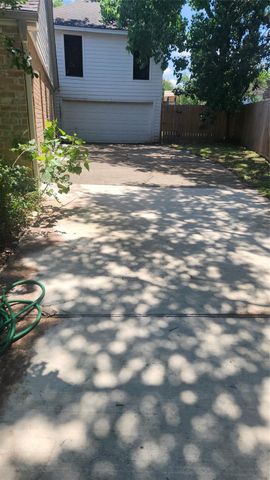 2127 Manor Green Drive, Houston, TX 77077