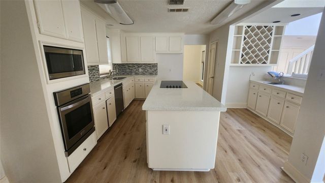 2127 Manor Green Drive, Houston, TX 77077